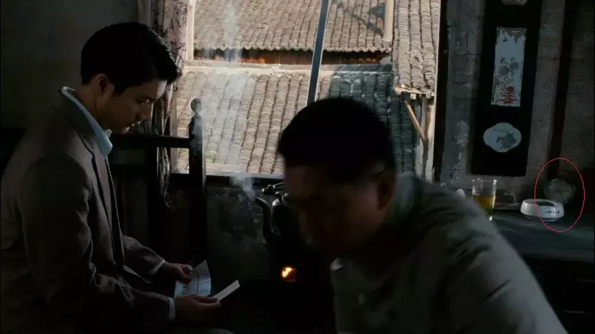 李何在《色戒》里埋藏的雄厚而松散的时候线索