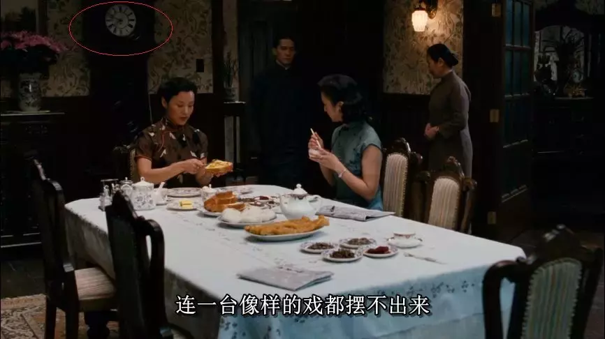 李何在《色戒》里埋藏的雄厚而松散的时候线索
