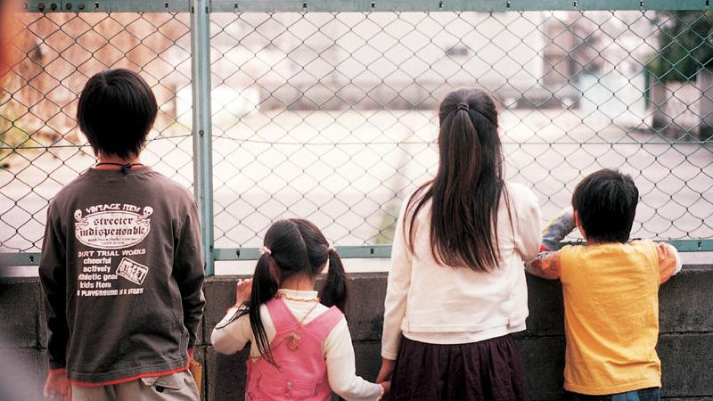 无人知晓：四个孩子挣扎求生的悲哀，这部电影诞生了最年轻的影帝，但你可能不敢看第二次