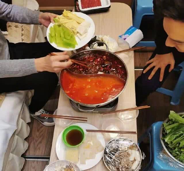 黄晓明再破离婚传言,晒家中吃火锅照片,baby出镜引围观