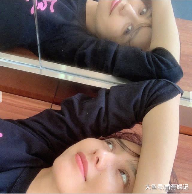 佟丽娅躺下晒自拍,肚子上"妊娠纹"抢镜,网友喊话陈思诚:不要再糊涂!