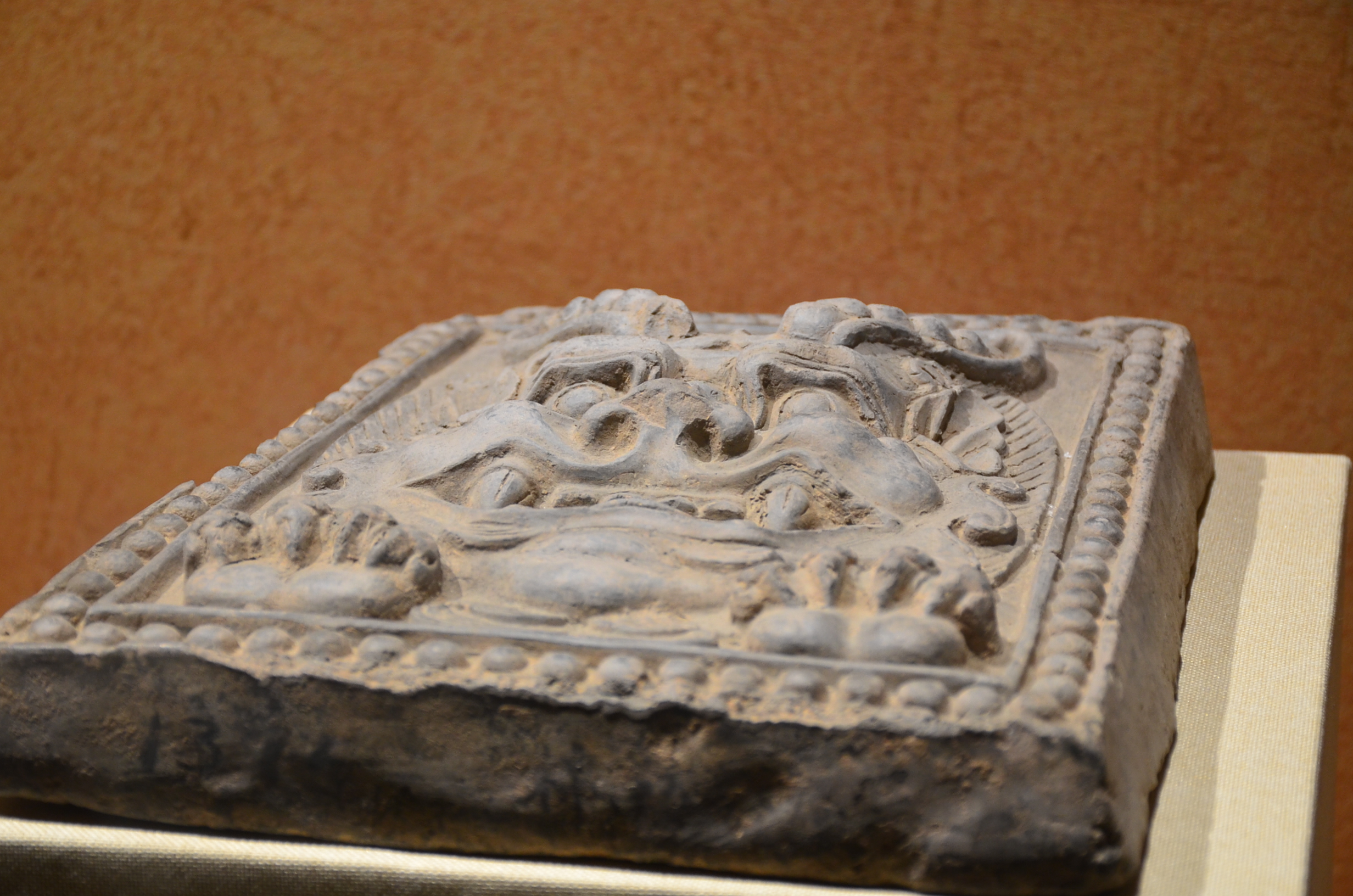 这是唐代的兽面纹砖，形状为长方