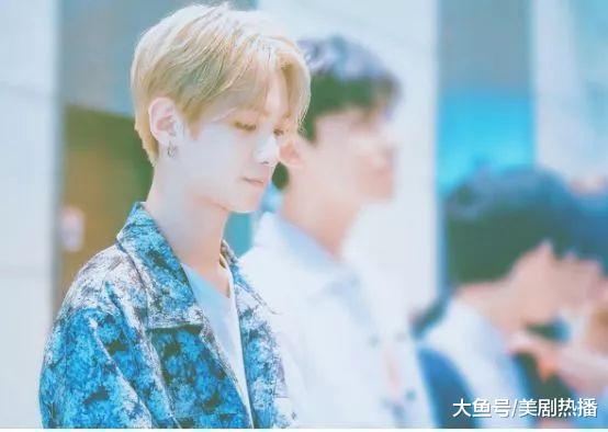 黄明昊自曝练习生时期经历, 胖0.1斤要被工作人员拿铁棍打10下!