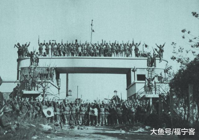 (1937年11月9日,占领上海虹桥机场的日军胁坂部队士兵站在机场大门前.