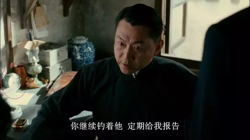李何在《色戒》里埋藏的雄厚而松散的时候线索