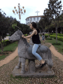 搞笑gif:疯狂骑马的妹子,该回家吃药了