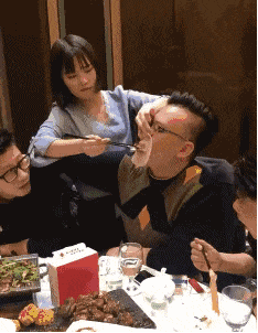 搞笑gif 正文  二哈:说好带我出去玩,结果就你一个人在玩!