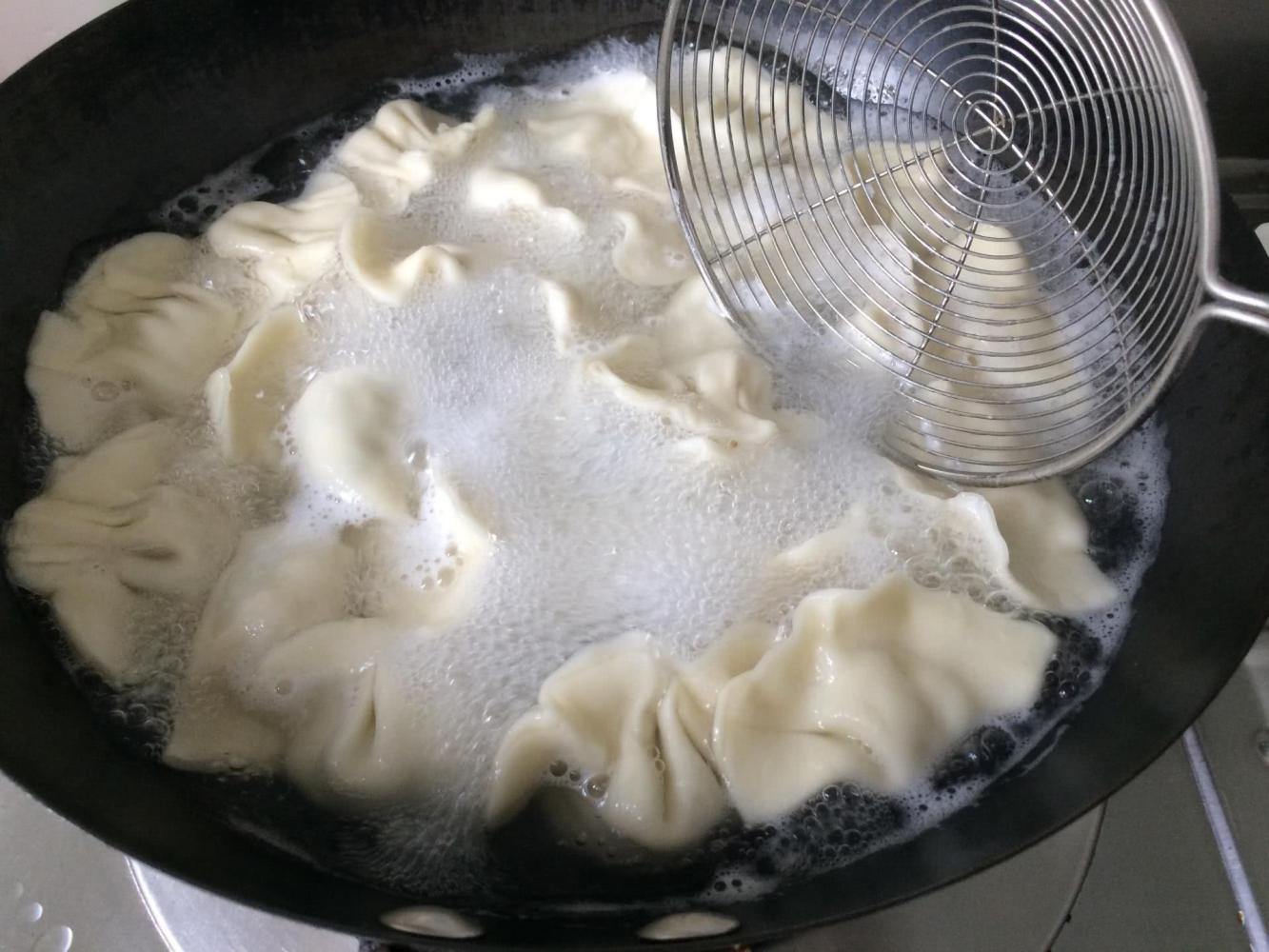 有人说"饺子煮着吃,人生熬着过",你怎么看?