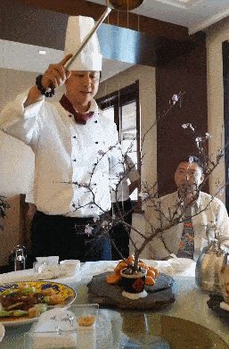 爆笑gif:小姐姐水中上公交,可是拖鞋有点飘!