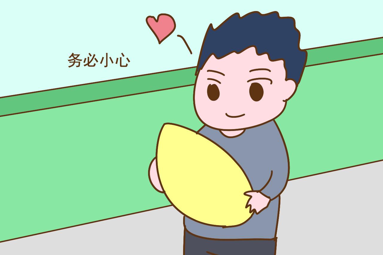 出产房后, 谁是第一个抱你家宝宝的人? 这个人比爸妈更合适