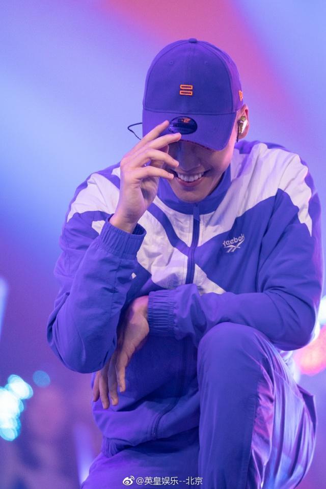 陈伟霆助阵男生战队演绎《W企划》燃炸舞台 高难度倒立大秀舞技