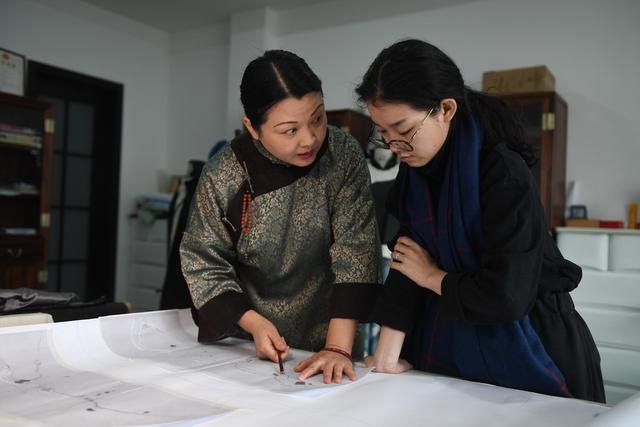母女传承苏绣技艺,将其带向国际
