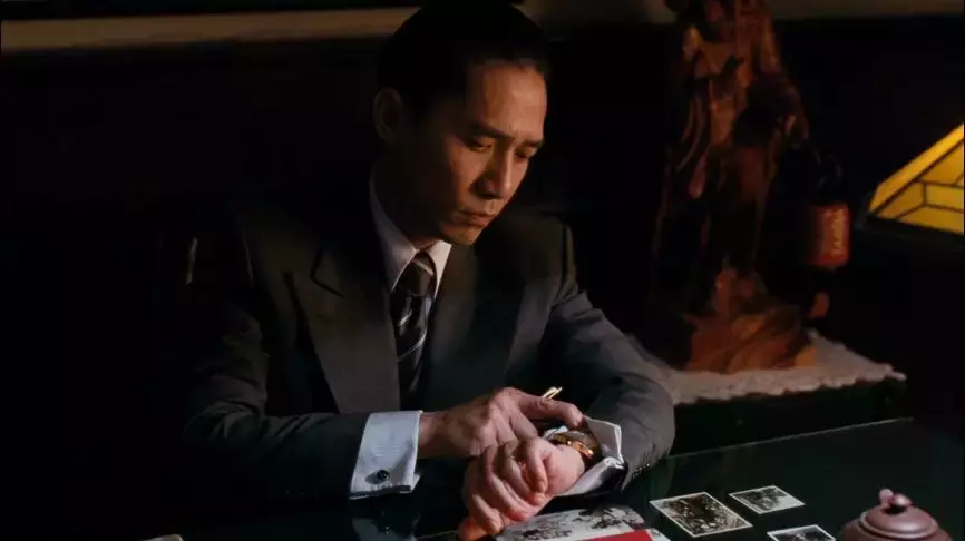 李何在《色戒》里埋藏的雄厚而松散的时候线索