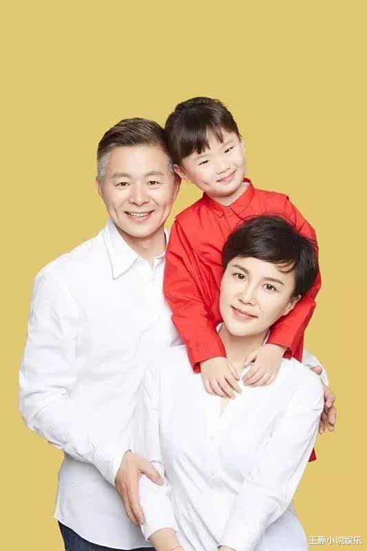 48岁王宏伟近照:西部歌王两鬓白发,九登春晚,娶才女为
