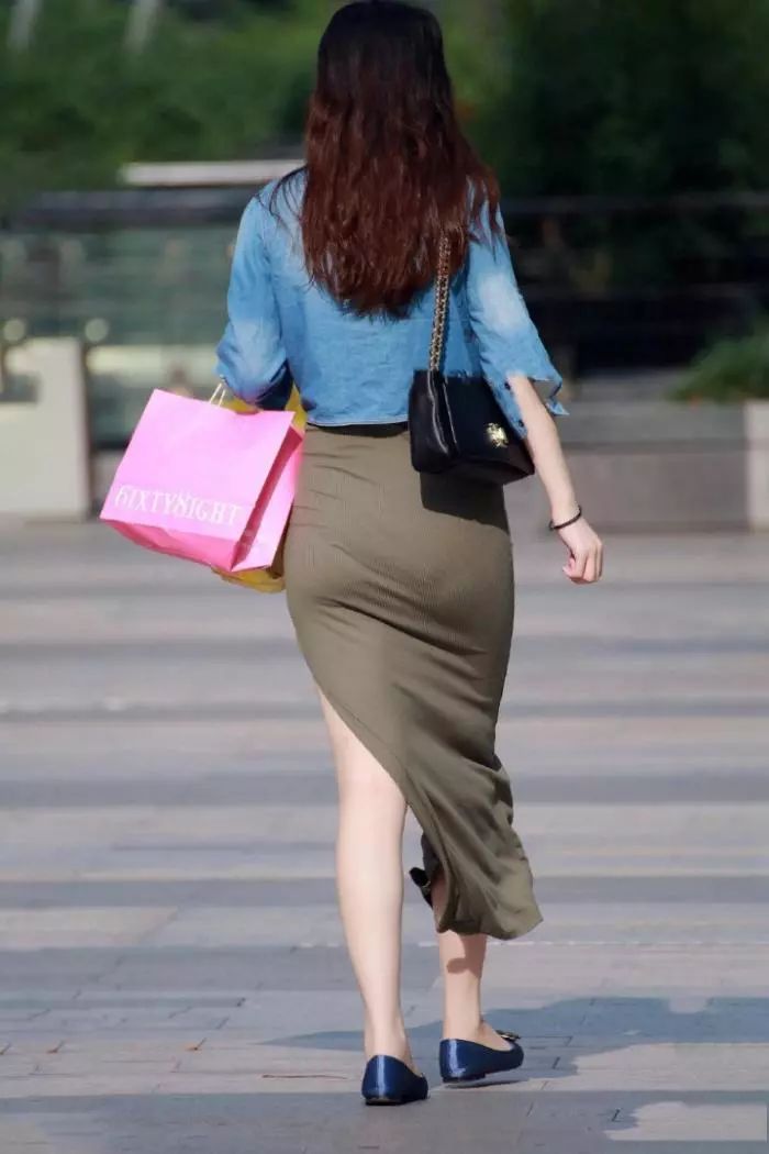 美女背影好看就算了,穿上包臀裙没人抵住
