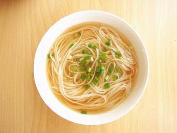 1,首先是准备食材,配料:面条,青菜,蛋,韭菜叶,椒粉,酱油,花生油,盐