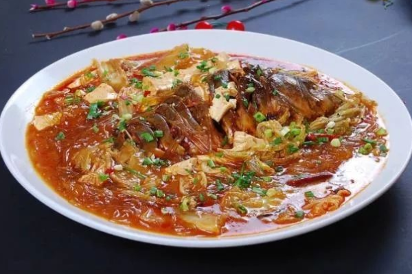 黑龙江的美食推荐，齐齐哈尔的烤肉串香飘万里，杀猪菜鲜有人尝