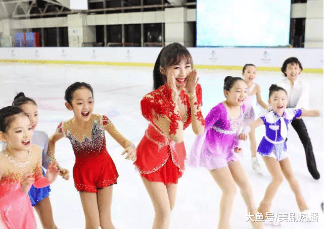 黄明昊自曝练习生时期经历, 胖0.1斤要被工作人员拿铁棍打10下!