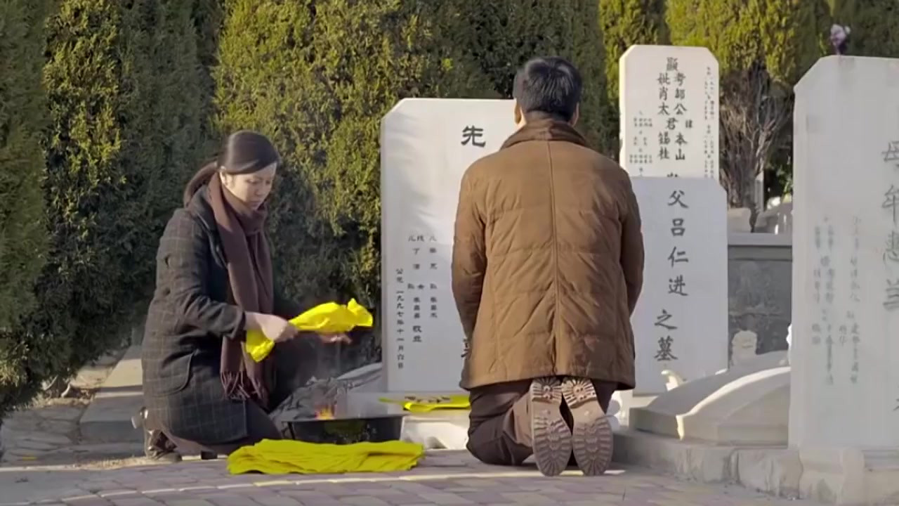 继父回家:男子多年后出狱得知父亲去世,在坟墓前自责哭泣
