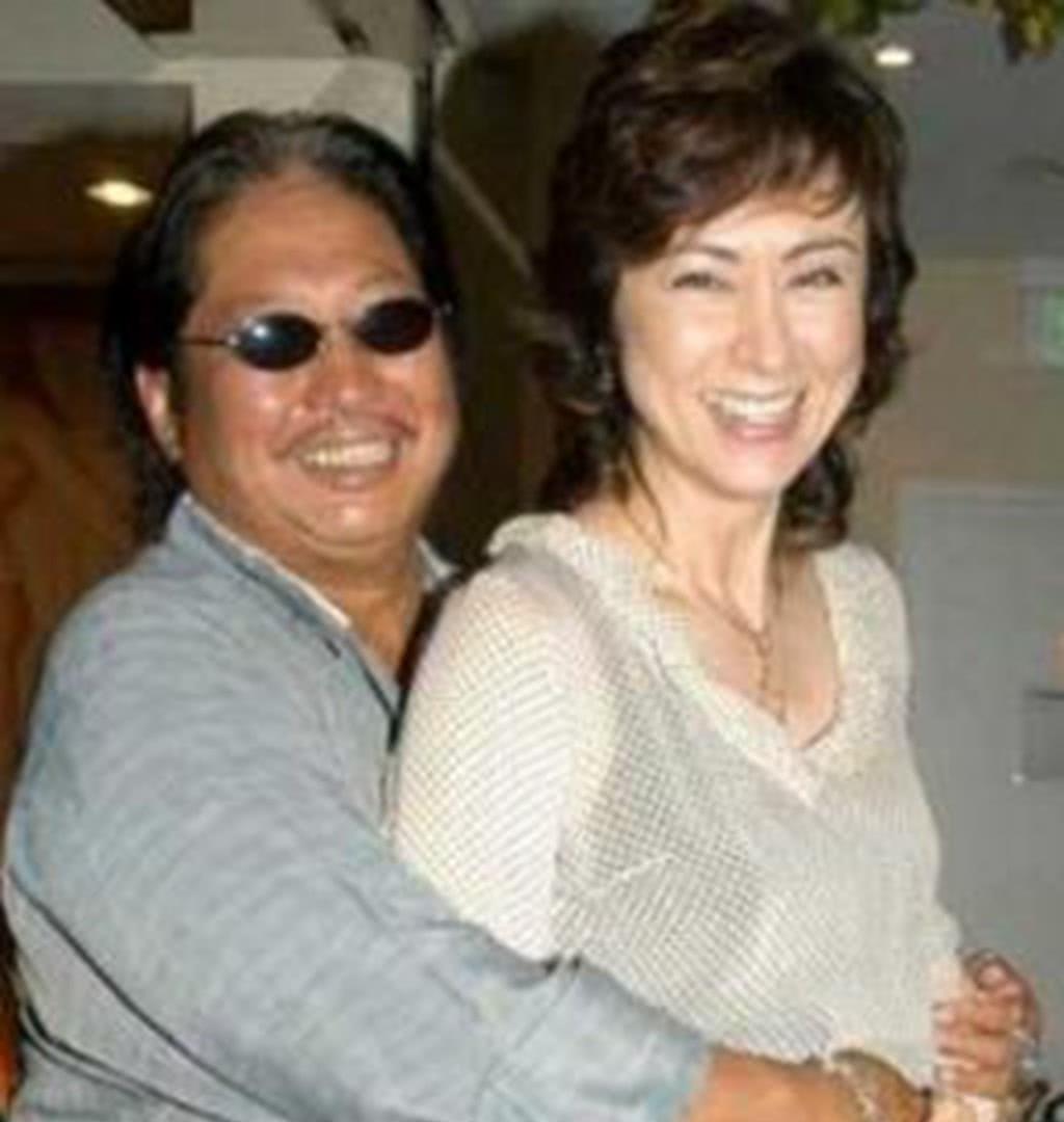 成龙的老婆,洪金宝的老婆,张晋的老婆,却都输给了他的