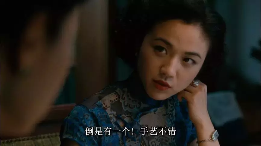 李何在《色戒》里埋藏的雄厚而松散的时候线索