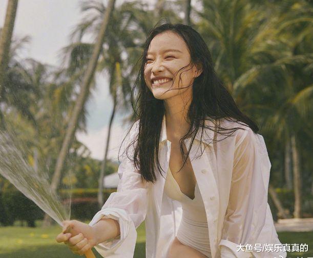 倪妮穿泳衣玩水拍摄杂志封面,弯腰的一瞬间,摄影师眼神都直了