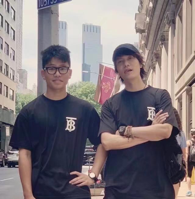 陈坤晒出与儿子亲密合照,陈尊佑张开了,网友表示帅呆了