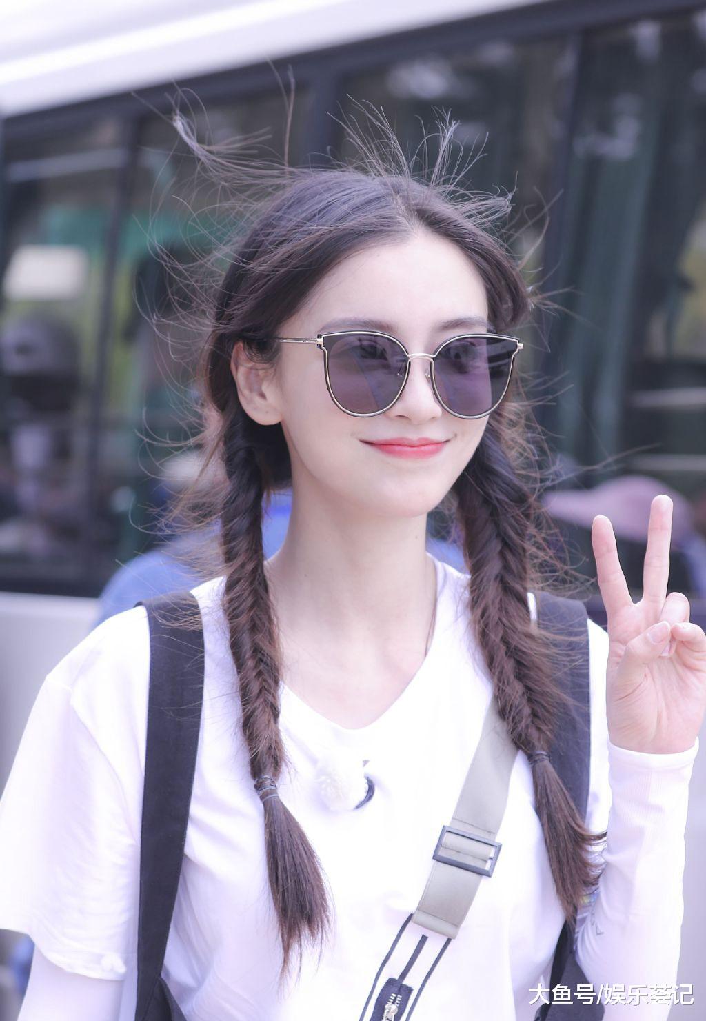杨颖录制《奔跑吧》,穿白t扎俩鱼骨辫,说16岁都一点不