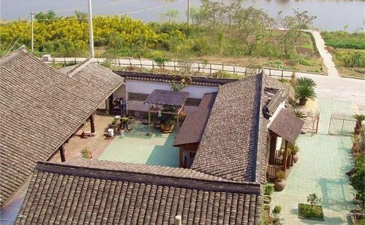 百年老宅来养花, 明清石器做花盆, 难道家里有矿?