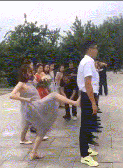 搞笑gif:妹子别笑那么甜,风大,把衣服穿好了