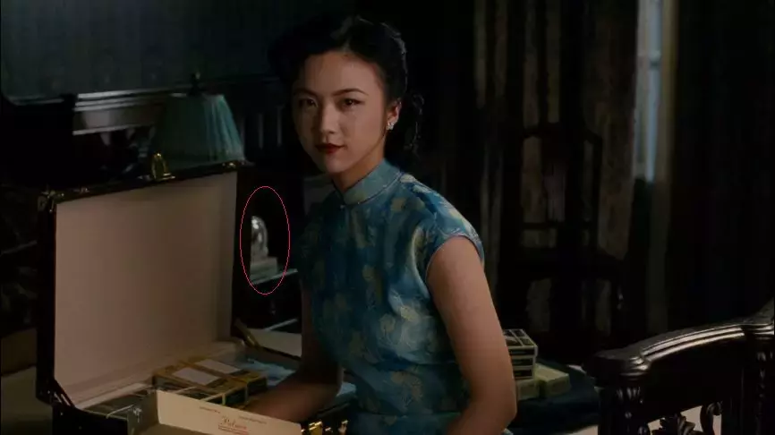 李何在《色戒》里埋藏的雄厚而松散的时候线索