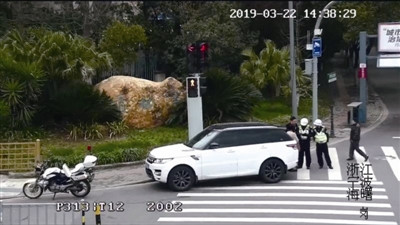 驾驶证被吊销 都拿弟弟的驾驶证作"挡箭牌" 俩司机被拘