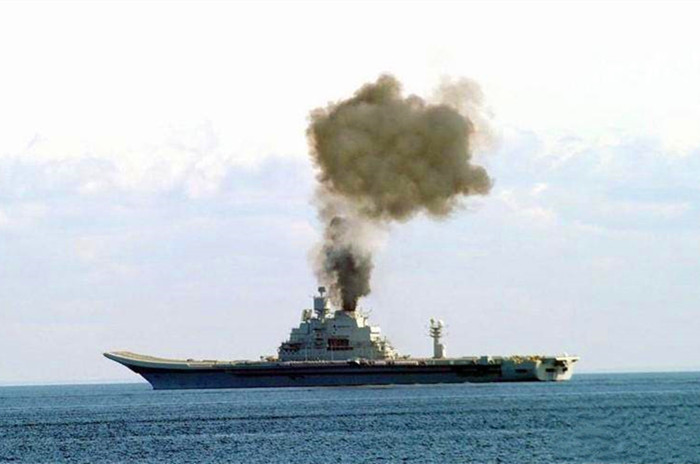 印度唯一一艘航母再次失火，一名