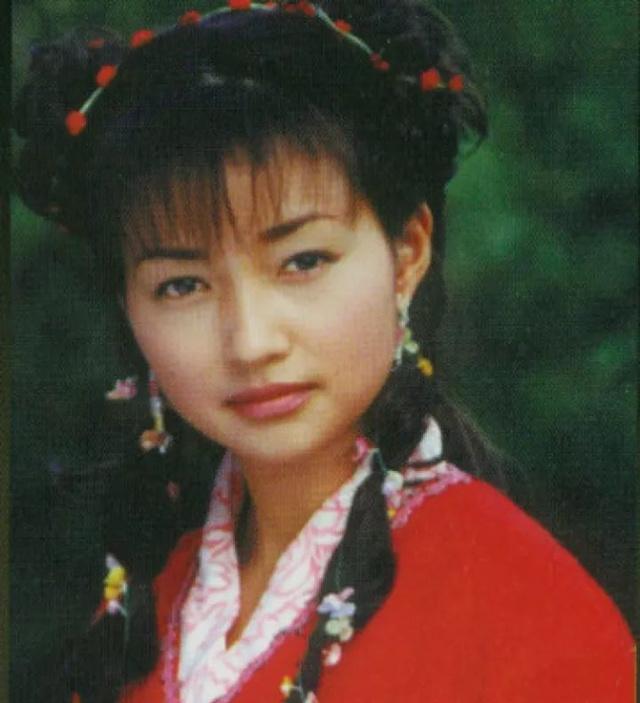 在《绝代双骄》中,李绮红饰演"小辣椒"张菁一角,虽然脾气火爆,但不失