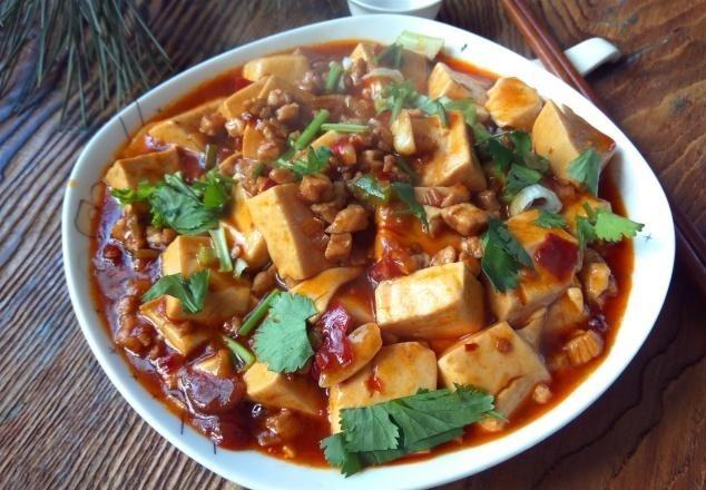 【肉豆腐】配料:豆腐、猪肉、香菜、植物油、郫县豆瓣酱、葱、姜、蒜、料