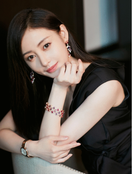 有种"招牌"叫张天爱的南瓜胯,虽然看起来很宽,却引人嫉妒