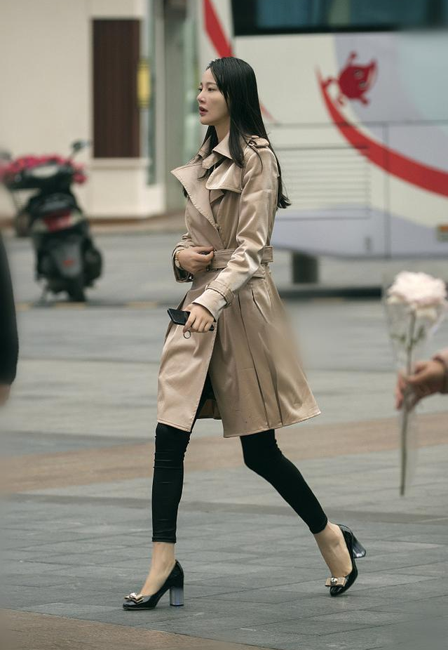 肉色风衣怎么搭配_短款风衣怎么搭配图片(3)