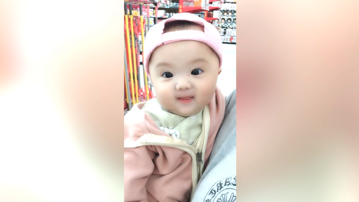 大眼睛萌娃去逛街,被拍到怪不好意思,网友:害羞的样子