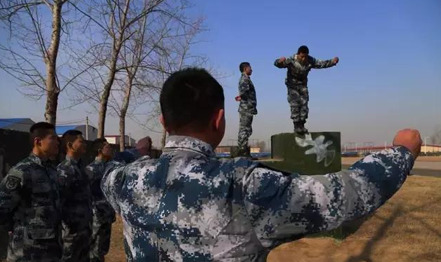 出有错, 那便是我们中国空降兵的脚!