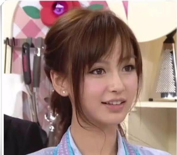 杨颖8年前活动照曝光,没有p图堪称颜值巅峰,整没整一眼便知