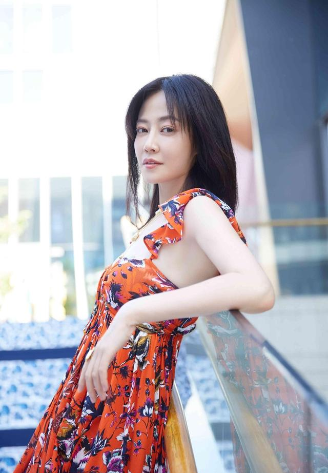 高贵妃谭卓太美了换辛芷蕾同款发型穿印花长裙惊艳又减龄
