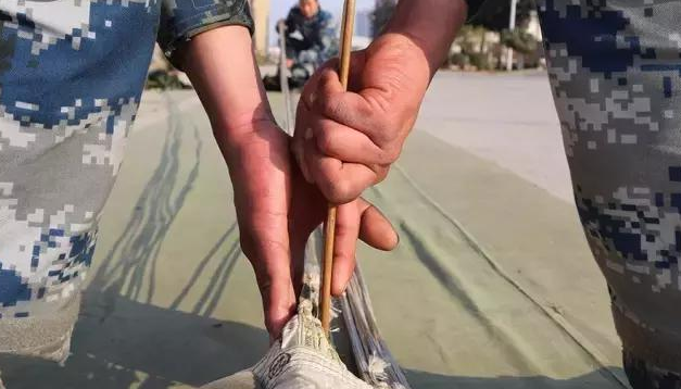出有错, 那便是我们中国空降兵的脚!