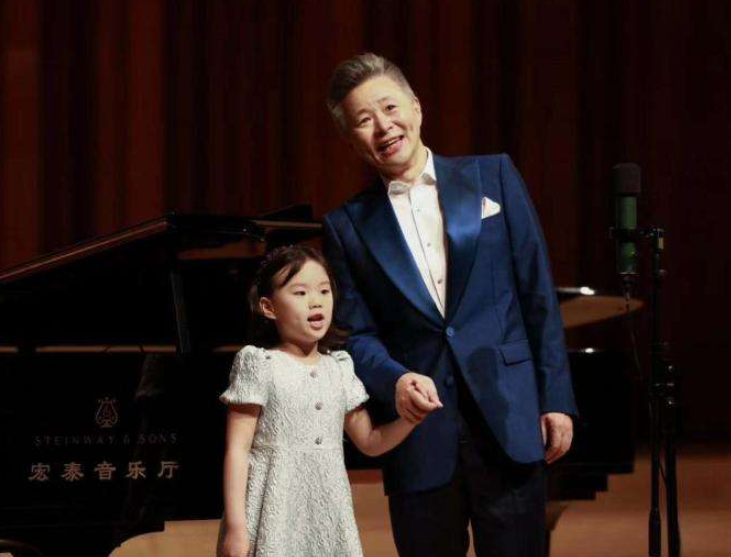 48岁王宏伟妻子曝光,难怪一直不愿公开,原来是大家熟悉的她