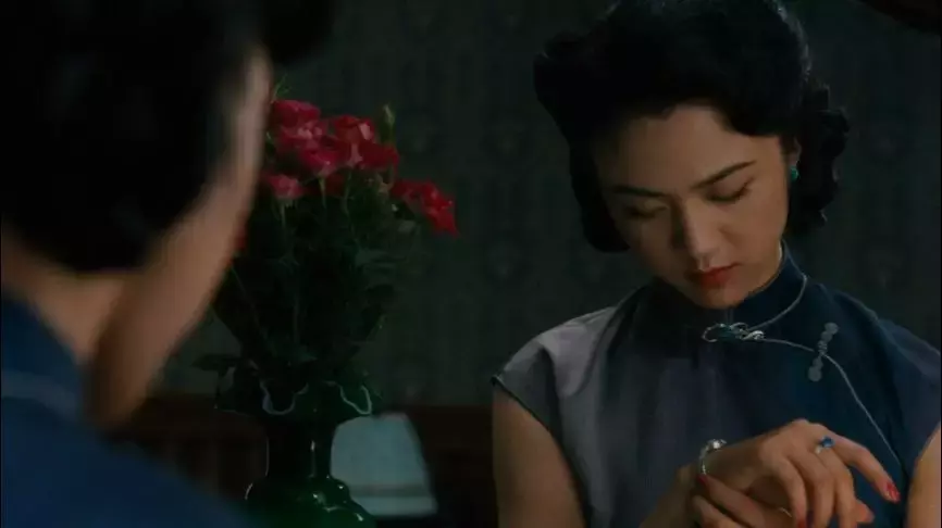 李何在《色戒》里埋藏的雄厚而松散的时候线索