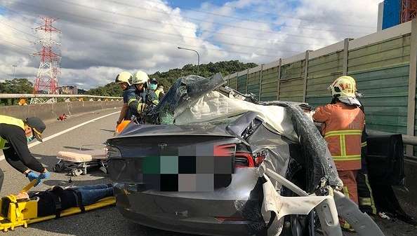 国道发生特斯拉modelx首起死亡车祸 为赏车试驾用特斯拉公司车 但驾驶死因离奇 社会资讯 存满娱乐网