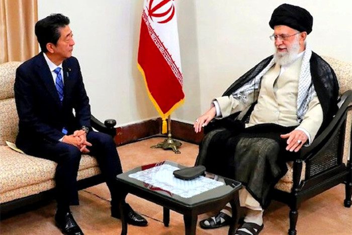 安倍在访问伊朗期间，发生了尴尬