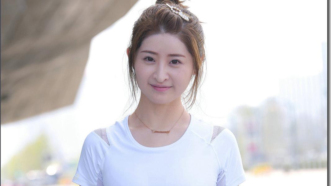 时尚美女街拍：打底裤突显不平凡的穿衣品位，尽显随性街头风