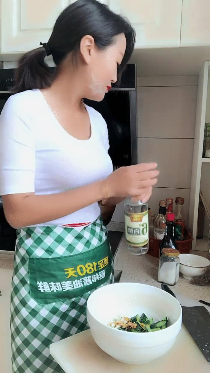 少妇家里难得来客人,当然要好好招待!