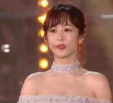 杨紫参加跨年晚会摄像师故意关掉瘦脸特效真实颜值让网友懵了