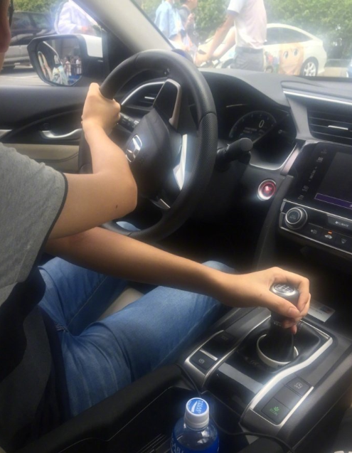香港同学第一次开左舵车。。。 